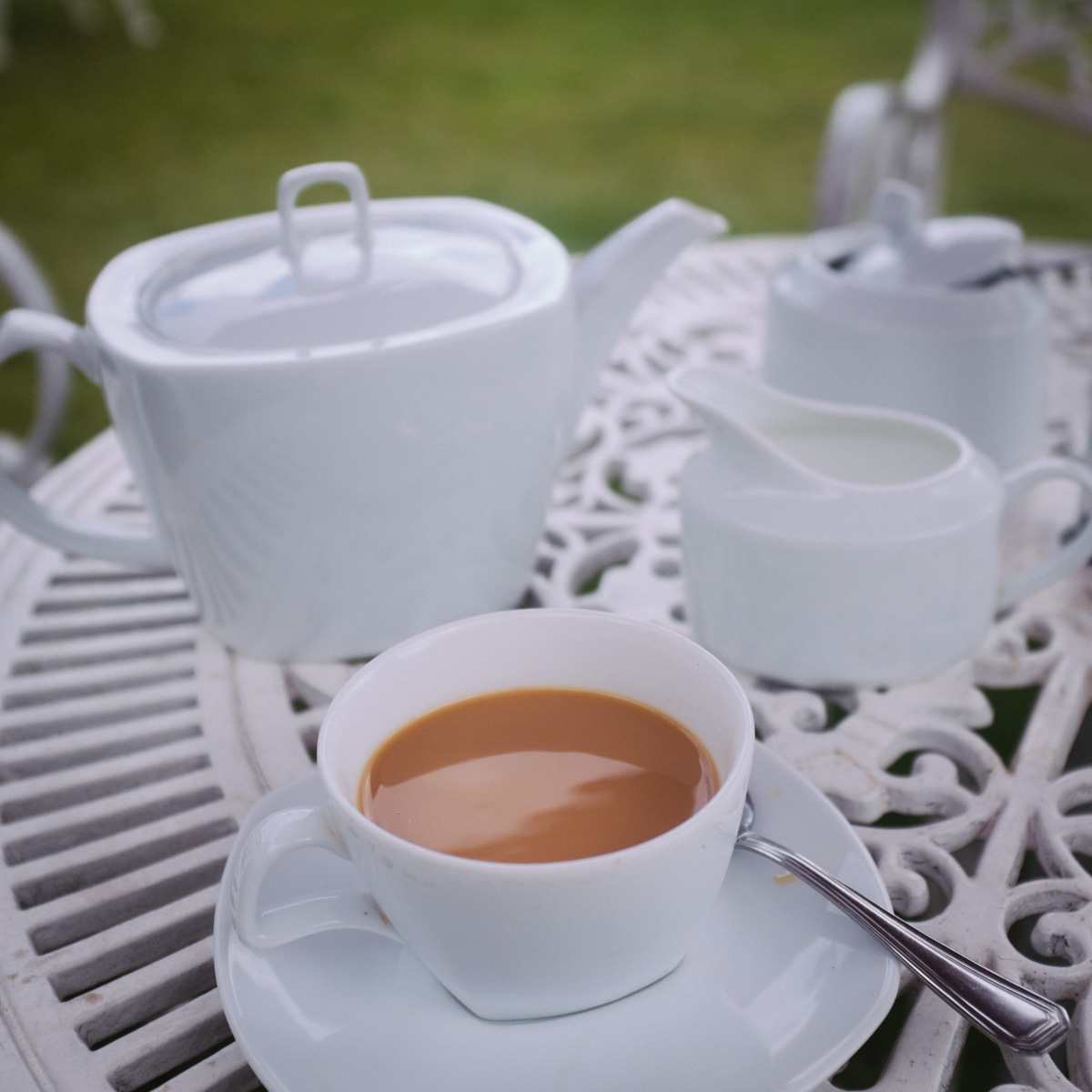 Drinking milk tea at Tea Bush Hotel in Nuwara-Eliya