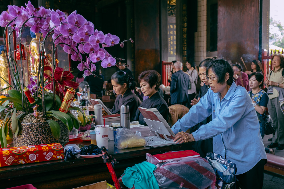 More people at Longshan Temple