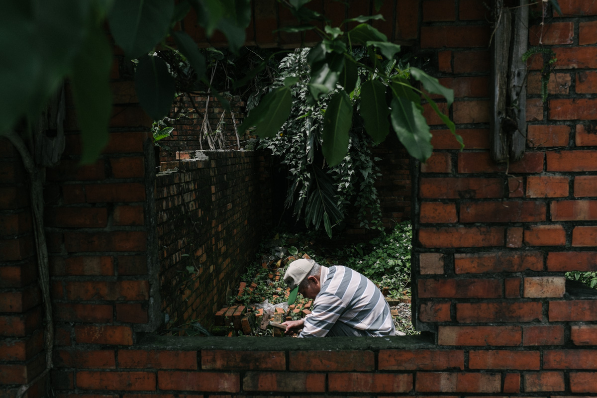 A man and his bricks