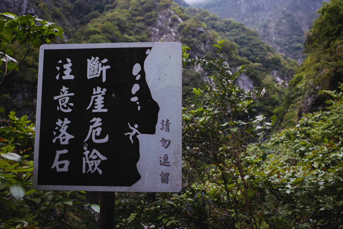 Falling rocks sign